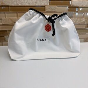 CHANEL Dust Bag + Holiday Limited Charm